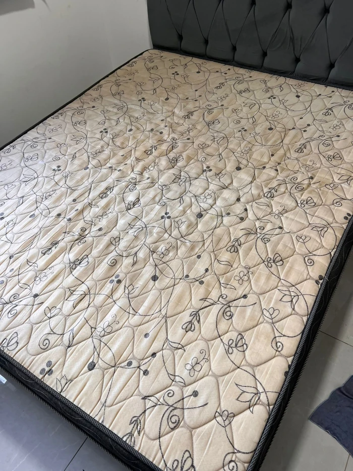 Colchão com ácaros e manchas antes da limpeza