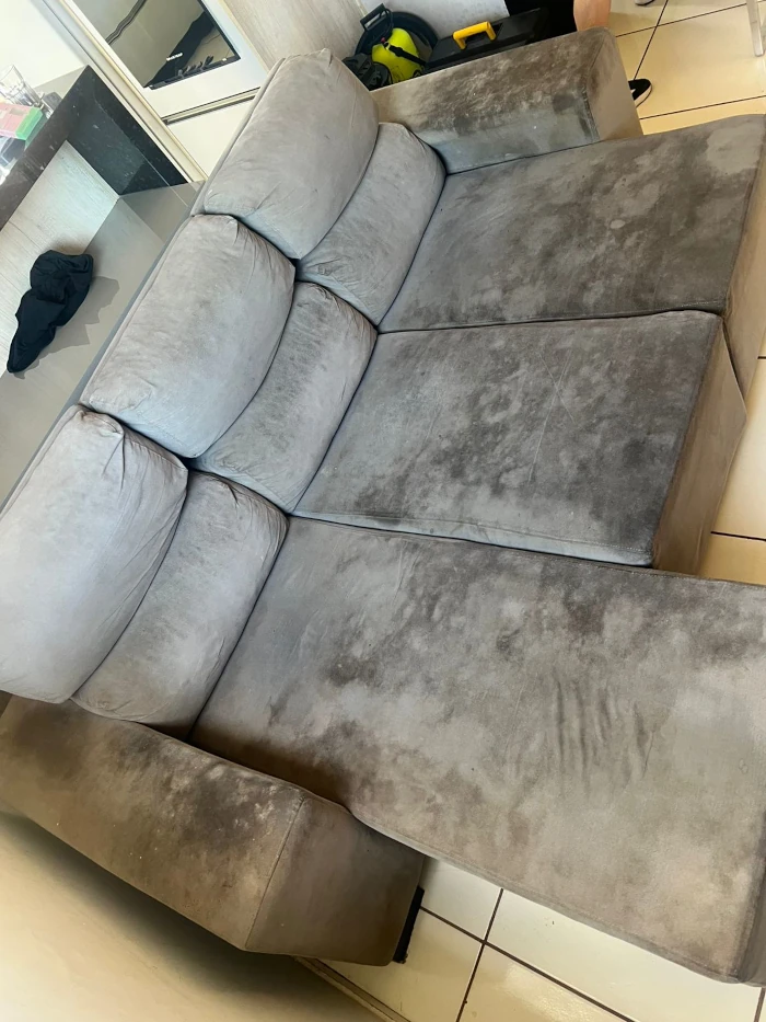 Sofá encardido antes da limpeza